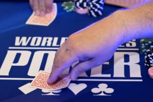 Svetová séria pokeru otrasená podvodným škandálom a bezprecedentným rozsudkom.