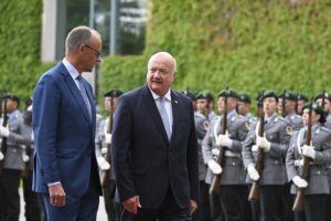 Kancelár Friedrich Merz a jeho rakúsky kolega Christian Stocker sa dohodli na úz...