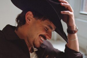 Tucker Wetmore o ‚What Not To‘, druhom albume a Sabrine Carpenter