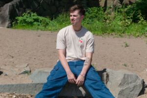 Evan Kreutz tvorí hudbu pre vaše chvíle pri otvorených oknách.