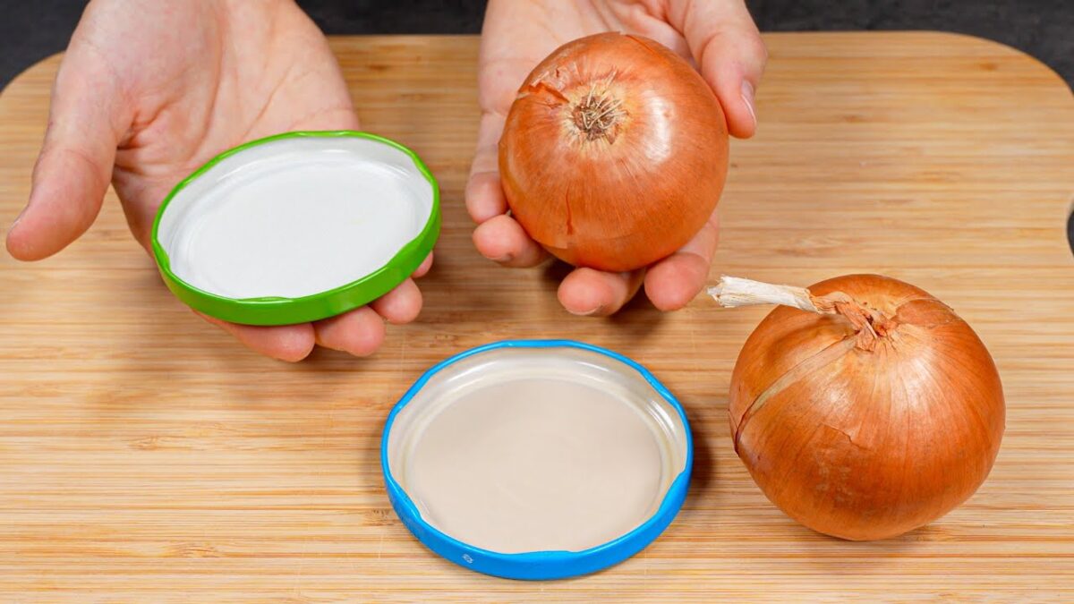 1751363025 maxresdefault.jpg Beriem cibuľu a veko. Videl som to vo známej reštaurácii!