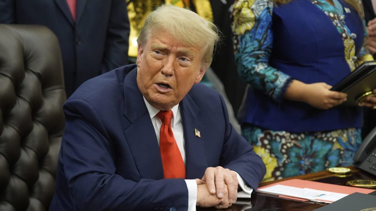 Hackeri zverejnili e-maily ľudí spojených s Trumpom