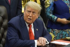 Hackeri zverejnili e-maily ľudí spojených s Trumpom