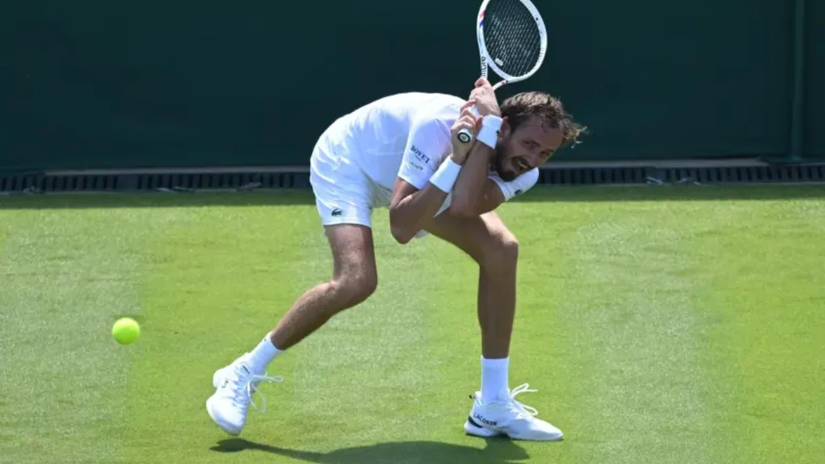 Daniil Medvedev vysvetľuje príčinu svojich problémov po vypadnutí v prvom kole vo Wimbledone.