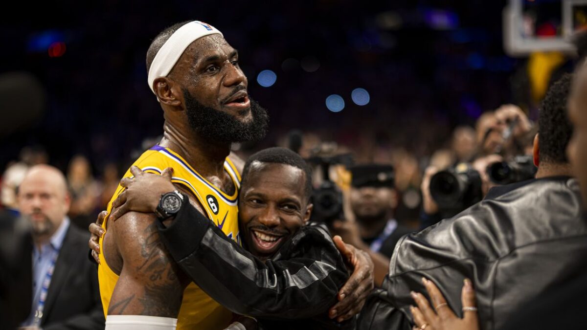 1246953756.jpg Najnovšie správy o LeBronovi Jamesovi vyvolávajú viac otázok než odpovedí.