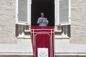 Pápež vyzval na zloženie zbraní po útokoch na Ukrajine.