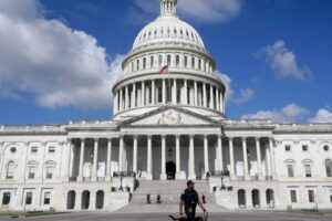 Zastavenie financovania vlády, boj v CDC, vyšetrovanie Epsteina, zákaz obchodova...