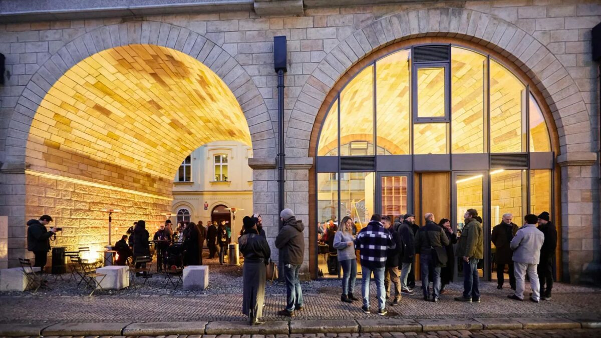 Miesto predaja drog kultúrnym klenotom. V srdci Karlína vyrástol pod mostom oblúk č. 36 Miesto predaja drog kultúrnym klenotom. V srdci Karlína vyrástol pod mostom oblúk č. 36