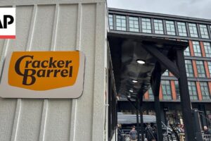 Reakcie zákazníkov Cracker Barrel na nové logo a zmenu značky