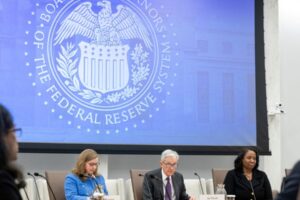 Čo by robil Fed v prípade nerozhodného hlasovania? Nie je to jasné a Bank of Eng...