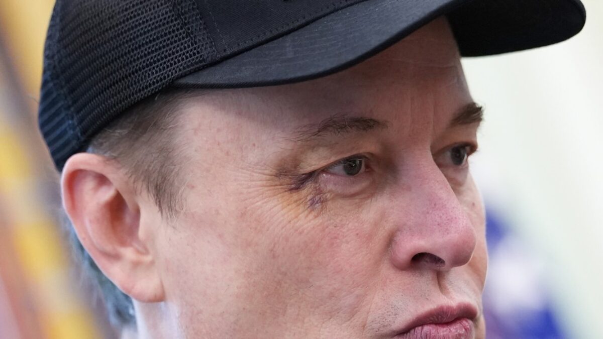 Teslovi právnici žiadajú sudcu o zrušenie verdiktu v hodnote 243 miliónov dolárov, pričom tvrdia, že zmienka o Elonovi Muskovi zmiatla porotu.