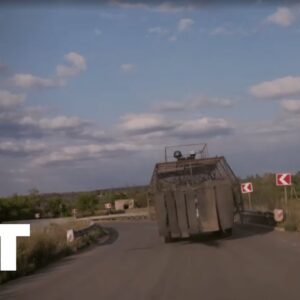 Zriedkavé zábery ukazujú vojnové škody v ukrajinskej Kostiantynivke, zatiaľ čo R...