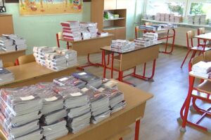 Mesto Komárno darovalo žiakom zošity.