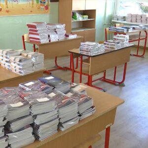 Mesto Komárno darovalo žiakom zošity.