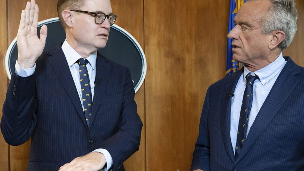 Nový šéf CDC nemá žiadne vzdelanie v medicíne a kedysi pomáhal Petrovi Thielovi vyvíjať umelé ostrovy plávajúce mimo územia USA.