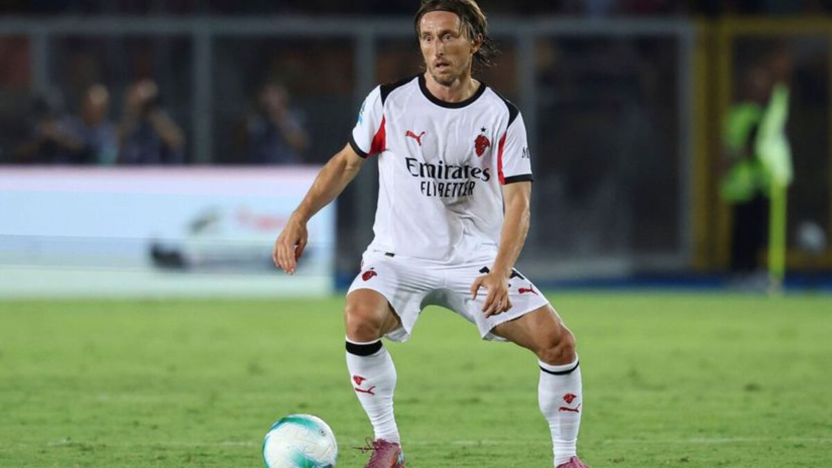 Modrić v 39 rokoch rozhodol zápas pre AC Miláno.