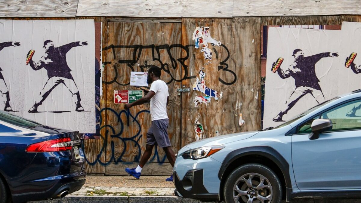 Protestujúci hádžuci sendviče vo Washingtone obvinený len z priestupku, čím sklamal Trumpove plány urobiť z neho zločinca.