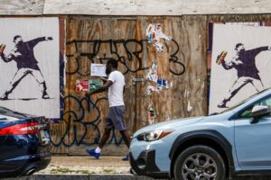 Protestujúci hádžuci sendviče vo Washingtone obvinený len z priestupku, čím skla...