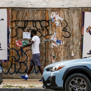 Protestujúci hádžuci sendviče vo Washingtone obvinený len z priestupku, čím skla...