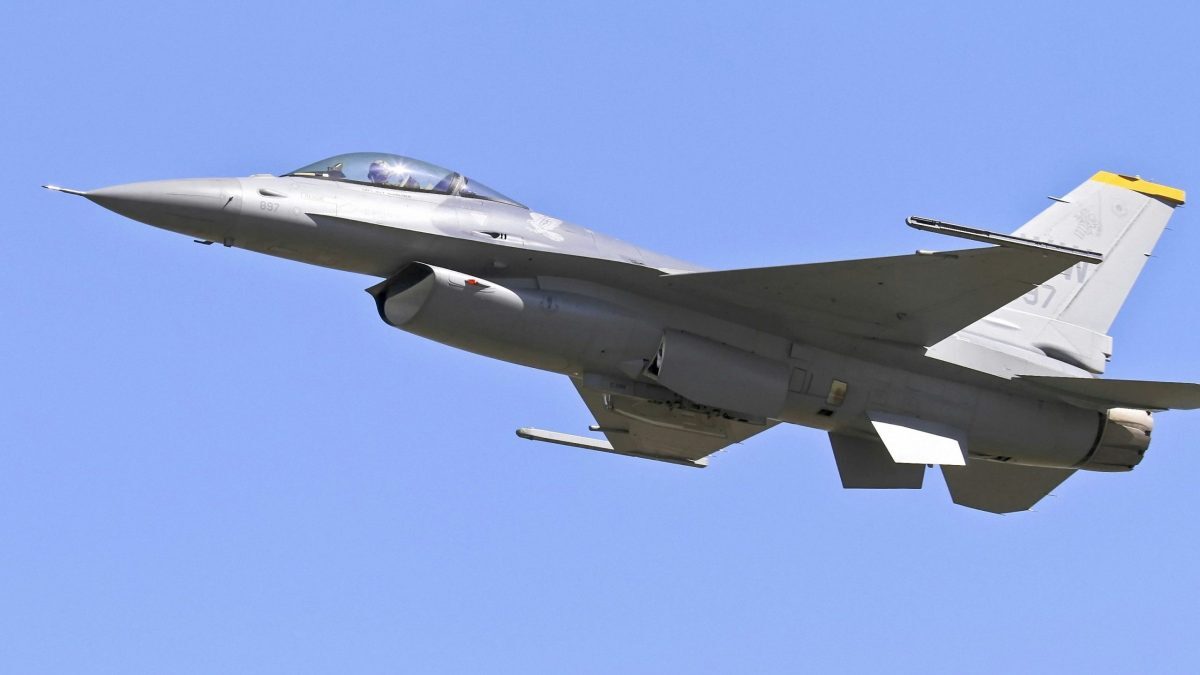 Stíhačka F-16 sa zrútila pri nácviku na šou, pilot zahynul.