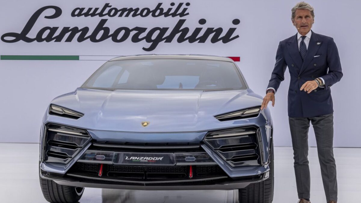 Generálny riaditeľ Lamborghini varuje, že clá dokonca prinútili aj ich najbohatších zákazníkov – ktorí majú v garáži priemerne 5 áut – zaváhať s kúpou nového vozidla.