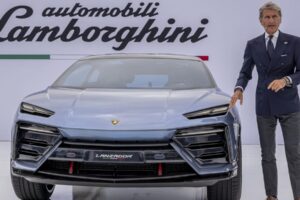 GettyImages-1610564240-e1756399684630.jpg Generálny riaditeľ Lamborghini varuje, že clá dokonca prinútili aj ich najbohatš...