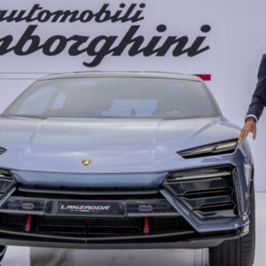 GettyImages-1610564240-e1756399684630.jpg Generálny riaditeľ Lamborghini varuje, že clá dokonca prinútili aj ich najbohatš...