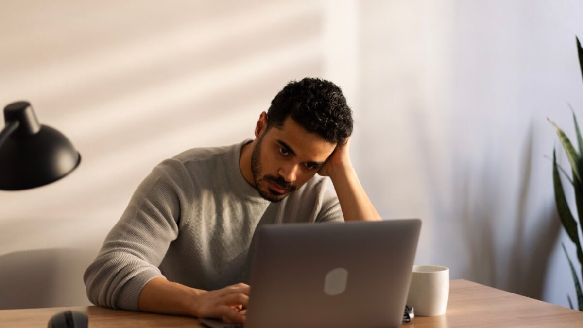 GettyImages-2203667831_86f2e1.jpg Viac ako polovica profesionálov je natoľko otrávená školeniami o umelej inteligencii, že ich vnímajú ako druhú prácu, zistil prieskum LinkedInu.