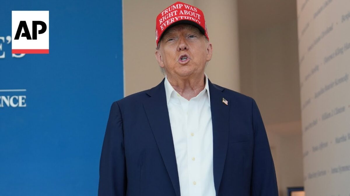 Trump kritizuje „podliaka“ Johna Boltona, zároveň tvrdí, že nevie o razii FBI