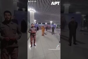 Irán vystavuje kartónové figúry „umučených vodcov“ na letisku v Tehe...