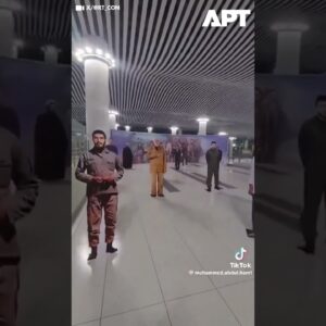 Irán vystavuje kartónové figúry „umučených vodcov“ na letisku v Tehe...