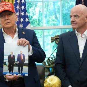 Trump drží fotografiu, ktorú mu poslal Putin: „Podpíšem mu ju“