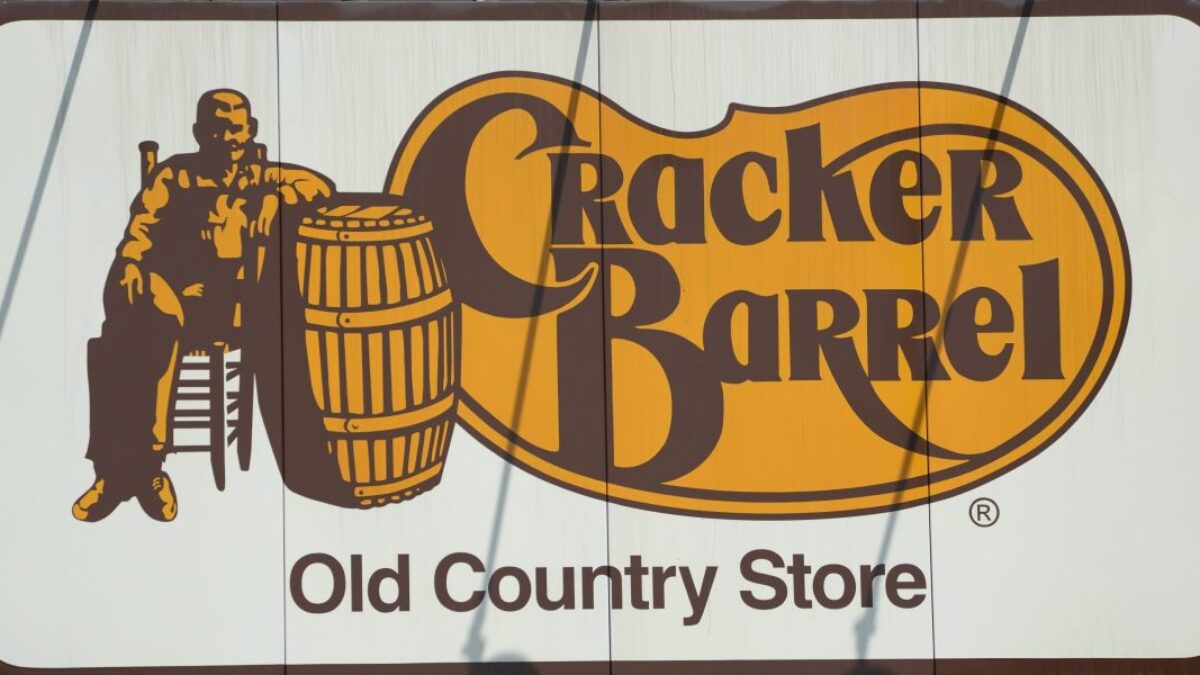 Trump želá reštaurácii Cracker Barrel „Veľa šťastia do budúcnosti“ po tom, čo obnovila staré logo. „Zarábajte kopec peňazí a, čo je najdôležitejšie, opäť potešte svojich zákazníkov.“