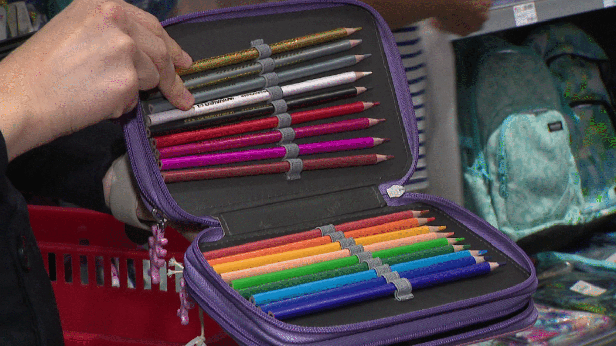 <p>Online nákupy prinášajú riziká: Na čo si dávať pozor?</p>
<ul>
<li>
<p><strong>Bezpečnosť webovej stránky:</strong></p>
<ul>
<li>Skontrolujte, či stránka používa protokol HTTPS (ikona zámku v adresnom riadku).</li>
<li>Overte si reputáciu e-shopu prečítaním recenzií od iných zákazníkov (stránky ako Heureka, Trustpilot).</li>
<li>Dávajte si pozor na podozrivé URL adresy, ktoré sa líšia od oficiálnej adresy obchodu len minimálne.</li>
</ul>
</li>
<li>
<p><strong>Ochrana osobných údajov:</strong></p>
<ul>
<li>Čítajte si zásady ochrany osobných údajov e-shopu, aby ste vedeli, ako budú s vašimi dátami nakladať.</li>
<li>Neposkytujte viac informácií, ako je nevyhnutné pre vybavenie objednávky.</li>
<li>Používajte silné heslá a meňte ich pravidelne.</li>
</ul>
</li>
<li>
<p><strong>Platobné metódy:</strong></p>
<ul>
<li>Preferujte platobné metódy, ktoré ponúkajú dodatočnú ochranu (napr. PayPal, platba kartou cez overenú platobnú bránu).</li>
<li>Vyhnite sa platbám priamo na účet predajcu, najmä ak ide o neznámy e-shop.</li>
<li>Nikdy neposielajte číslo karty, CVV kód a iné citlivé údaje e-mailom alebo cez nezabezpečené formuláre.</li>
</ul>
</li>
<li>
<p><strong>Overenie predajcu:</strong></p>
<ul>
<li>Pozor na podozrivo nízke ceny, ktoré môžu signalizovať podvod.</li>
<li>Skontrolujte si kontaktné údaje predajcu (telefónne číslo, adresa, e-mail) a overte ich.</li>
<li>Buďte opatrní pri nákupoch od predajcov, ktorí nemajú žiadne kontaktné údaje alebo používajú bezplatné e-mailové adresy.</li>
</ul>
</li>
<li>
<p><strong>Podmienky nákupu:</strong></p>
<ul>
<li>Prečítajte si obchodné podmienky e-shopu vrátane informácií o doprave, reklamáciách a vrátení tovaru.</li>
<li>Uistite sa, že rozumiete podmienkam odstúpenia od zmluvy.</li>
</ul>
</li>
<li>
<p><strong>Komunikácia:</strong></p>
<ul>
<li>Ukladajte si všetky potvrdenia objednávok, faktúry a e-mailovú komunikáciu s predajcom.</li>
<li>V prípade problémov sa snažte predajcu kontaktovať a vyriešiť situáciu priamo s ním.</li>
</ul>
</li>
<li>
<p><strong>Phishing:</strong></p>
<ul>
<li>Dávajte si pozor na podvodné e-maily a SMS správy, ktoré sa vydávajú za známe firmy alebo banky a snažia sa získať vaše osobné údaje.</li>
<li>Nikdy neklikajte na odkazy v podozrivých e-mailoch a neposkytujte svoje údaje na neznámych webových stránkach.</li>
</ul>
</li>
<li>
<p><strong>Doručenie:</strong></p>
<ul>
<li>Sledujte stav svojej objednávky a všímajte si podozrivé aktivity.</li>
<li>Pri preberaní zásielky skontrolujte jej stav a nepreberajte poškodené balíky.</li>
<li>Ak máte podozrenie, že vaša zásielka bola otvorená alebo s ňou bolo manipulované, informujte dopravcu a predajcu.</li>
</ul>
</li>
<li>
<p><strong>Zabezpečenie počítača:</strong></p>
<ul>
<li>Používajte aktuálny antivírusový program a pravidelne skenujte svoje zariadenie na prítomnosť škodlivého softvéru.</li>
<li>Aktualizujte svoj operačný systém a webový prehliadač, aby ste mali nainštalované najnovšie bezpečnostné záplaty.</li>
</ul>
</li>
<li>
<p><strong>Používanie verejnej Wi-Fi:</strong></p>
<ul>
<li>Ak je to možné, vyhnite sa nakupovaniu na verejnej Wi-Fi sieti, pretože je menej bezpečná.</li>
<li>Ak musíte použiť verejnú Wi-Fi, používajte VPN (virtuálnu privátnu sieť) na šifrovanie vašej komunikácie.</li>
</ul>
</li>
<li>
<p><strong>Nahlásenie podvodu:</strong> Ak ste sa stali obeťou online podvodu, nahláste to polícii a svojej banke.</p>
</li>
</ul>
<p>Dodržiavaním týchto zásad môžete minimalizovať riziká spojené s online nakupovaním a chrániť svoje osobné údaje a finančné prostriedky.</p>