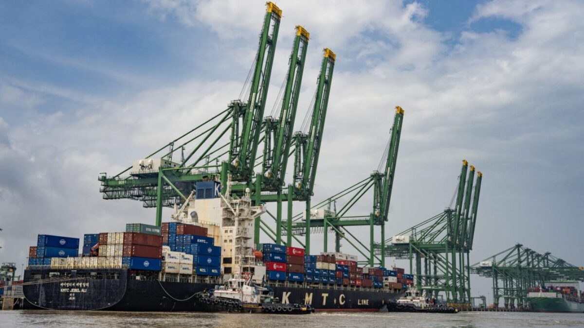 Americké clá na indický tovar sú teraz 50 %, čo je úroveň, pred ktorou analytici varujú ako pred obchodným embargom.