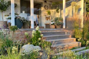 Dočasný dom rodine nevyhovoval. Teraz vedľa neho stavajú svoj vysnívaný domov.