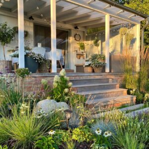 Dočasný dom rodine nevyhovoval. Teraz vedľa neho stavajú svoj vysnívaný domov.