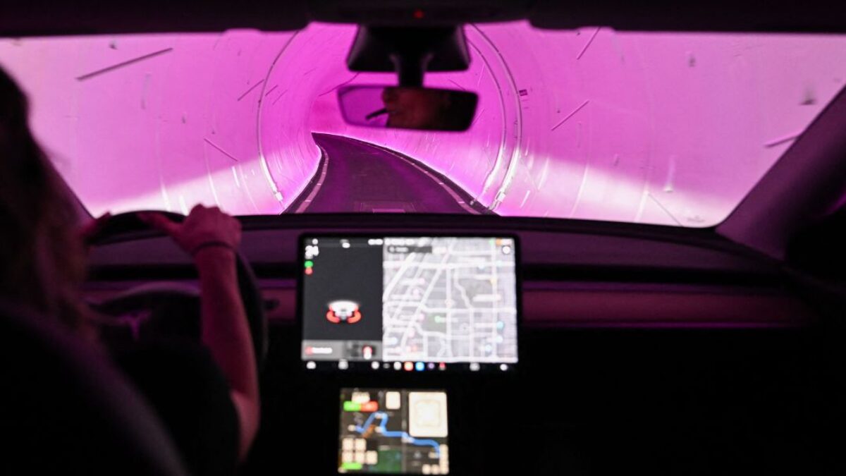 Autá Tesla s automatickým riadením sa testujú v tuneloch Boring Co. v Las Vegas, no plná autonómia je stále „ďaleko“, tvrdí šéf Convention Center.