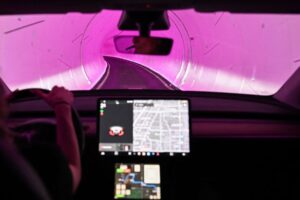 Autá Tesla s automatickým riadením sa testujú v tuneloch Boring Co. v Las Vegas,...