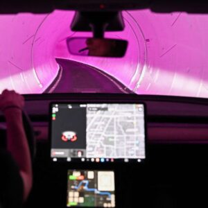 Autá Tesla s automatickým riadením sa testujú v tuneloch Boring Co. v Las Vegas,...