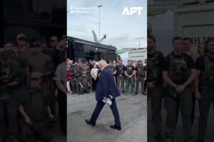 Diplomacia rýchleho občerstvenia: Trump podáva pizzu vojakom vo Washingtone.