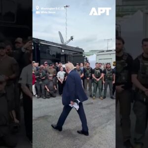 Diplomacia rýchleho občerstvenia: Trump podáva pizzu vojakom vo Washingtone.