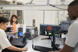 Vedci našli spôsob, ako bezdrôtovo dosiahnuť terabitové rýchlosti pomocou AI a m...