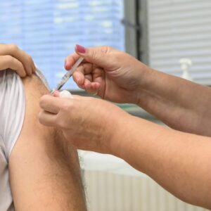 Odborníci i opozícia žiadajú obnovenie dovozu vakcín proti covidu.