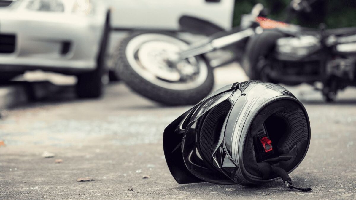 „Ja ho fakt neviděl!“ Čo sa deje v hlave vodiča, keď mozog ignoruje motorkára