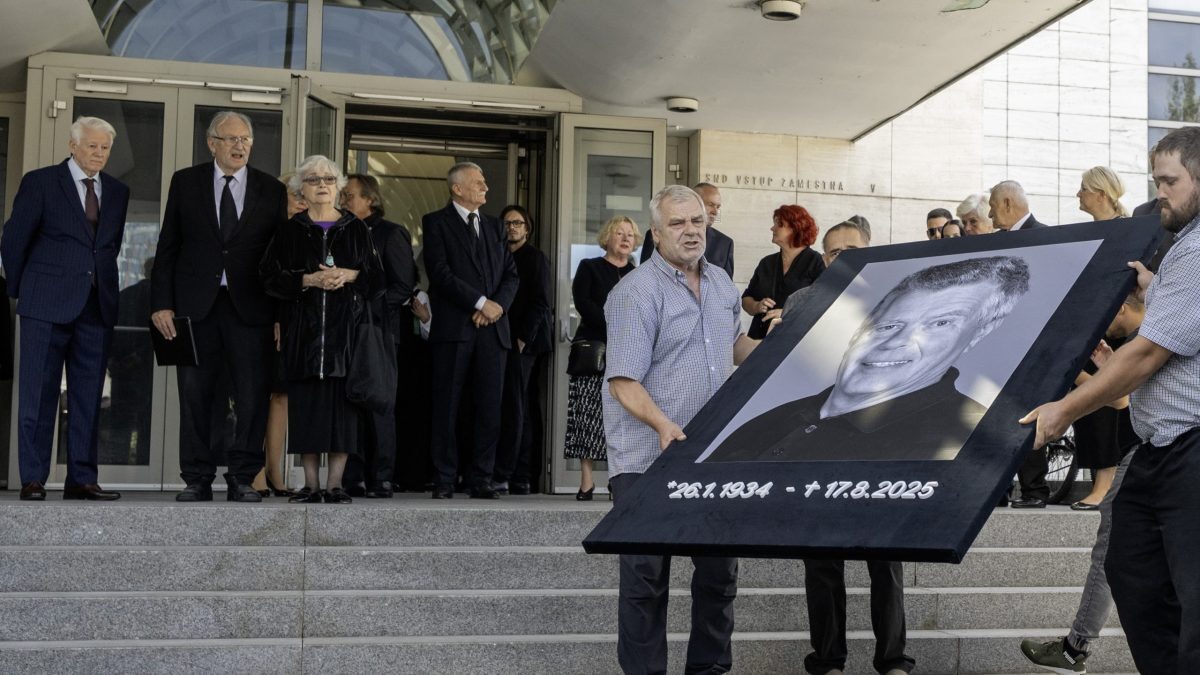 Rodina a blízki dali Oldovi Hlaváčkovi posledné zbohom.