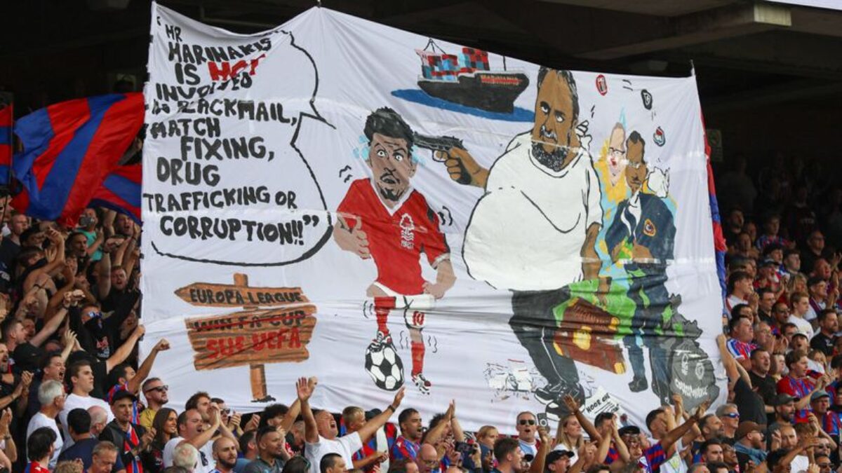 Majiteľ s pištoľou priloženou k hlave hráča. Angličania vyšetrujú kontroverzný transparent