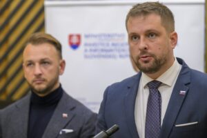 2024_11_29_MinisterskyDenKezmarok_06091610-scaled-e1756115514735.jpg Leto bolo katastrofou pre stranu Hlas, zhodnotil politológ Spáč.