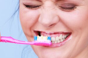 Najväčšiu chybu pri čistení zubov robí množstvo ľudí. Pritom je extrémne jednodu...