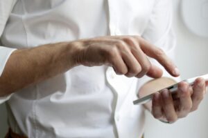 Na Slovensku pribúdajú podvodné telefonáty zo zahraničia.